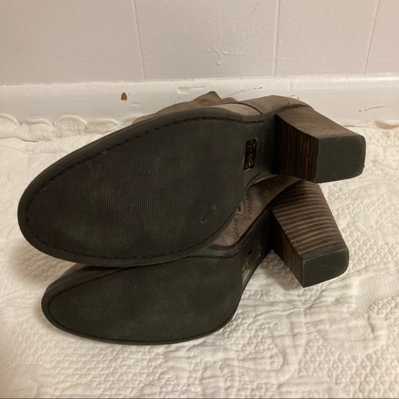 ALDO leather ankle heel bootie button fold over almond shape toe size 8 - Picture 6 of 13